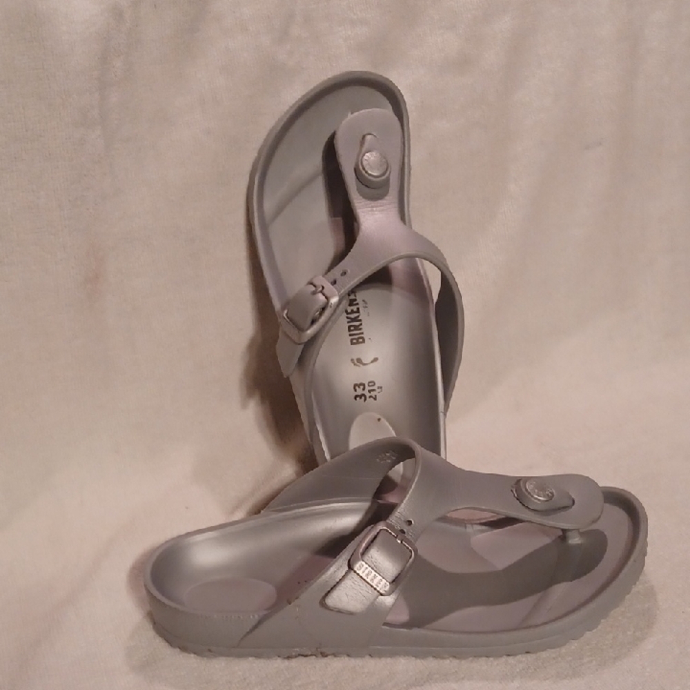 Birkenstock Women's Silver Sandals Size 33 Gray-silver